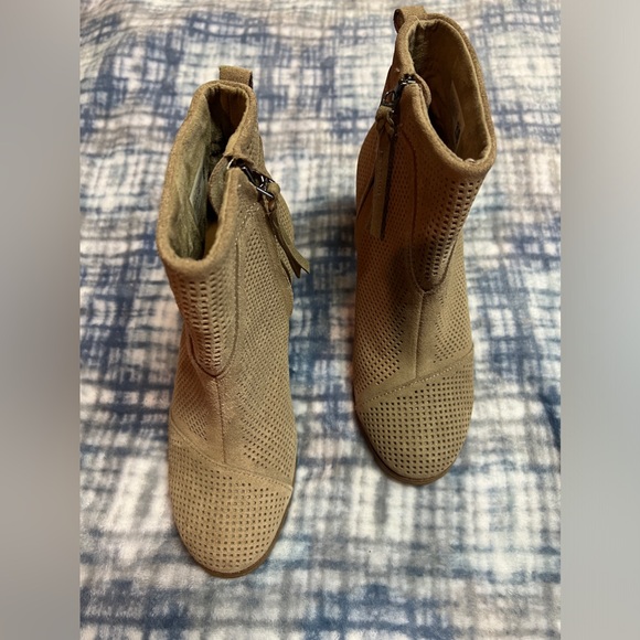Toms Shoes - Toms Perforated Ankle Boots